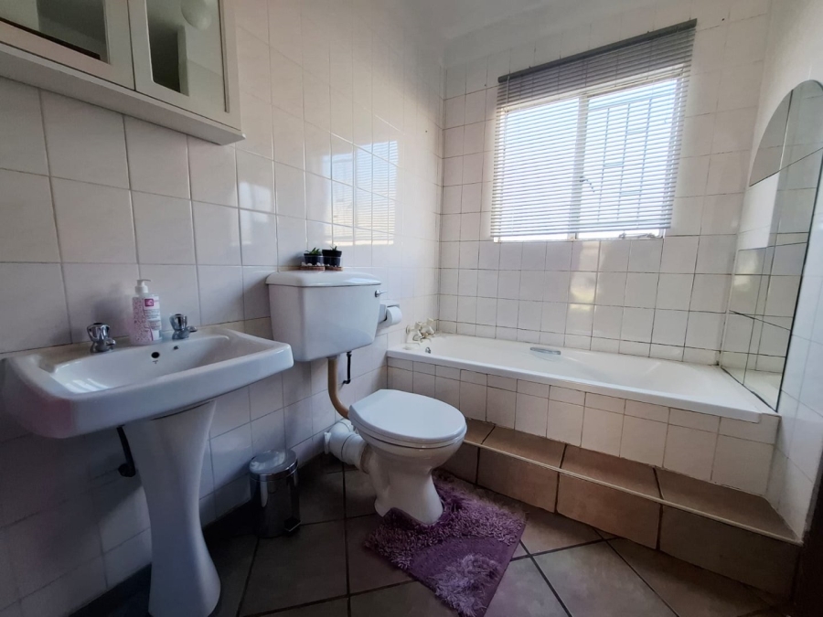 2 Bedroom Property for Sale in Langenhovenpark Free State